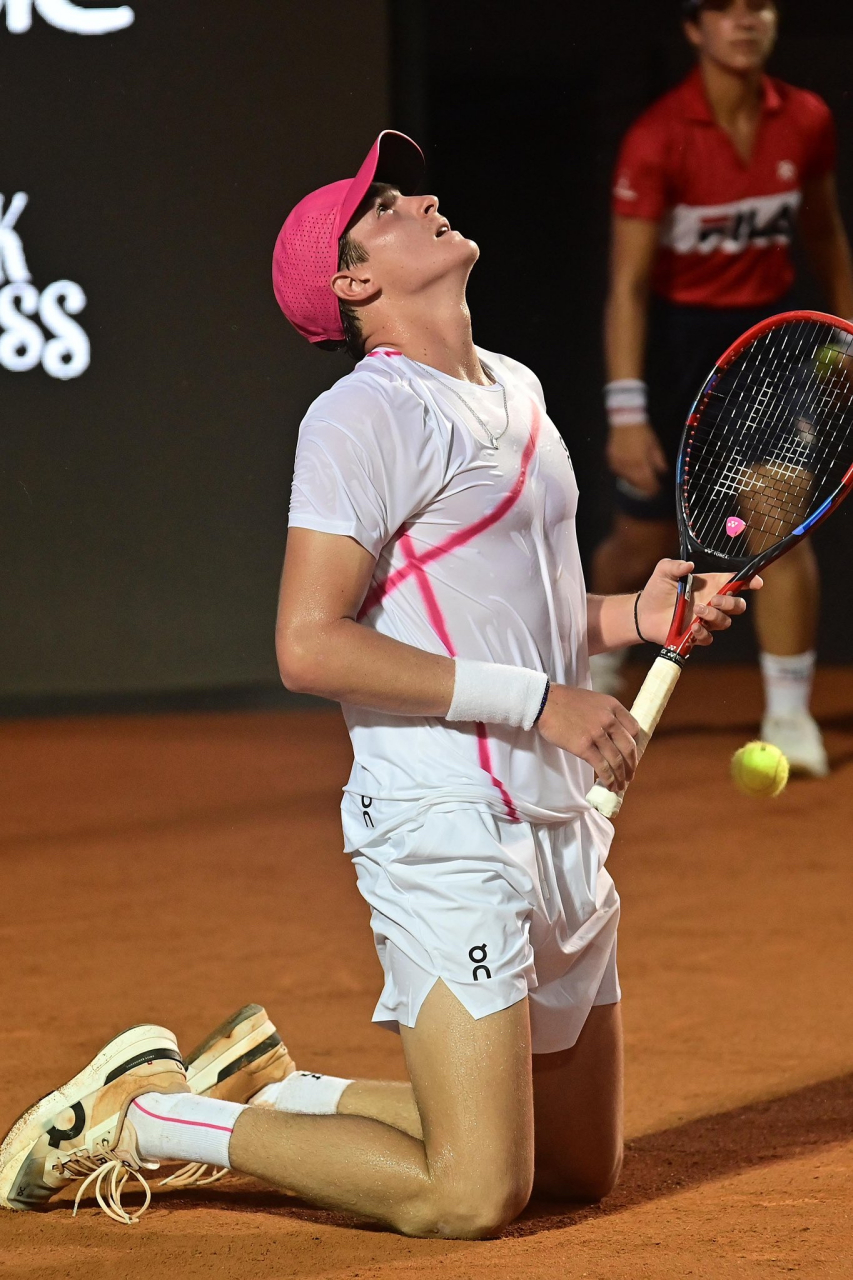 开云体育官网-终极对抗！网球战火再次点燃